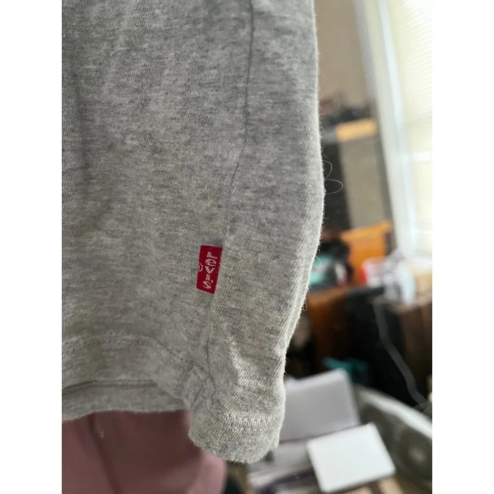 Levi's Gray Red‎ Logo T Shirt Women's Size Medium M Made in Turkey - Picture 5 of 5